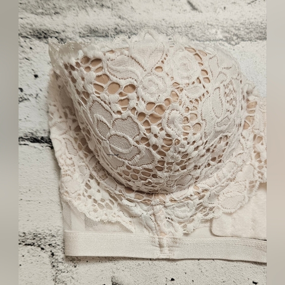 Victoria's Secret Strapless Lace & Nude Cream Bra - Picture 2 of 13